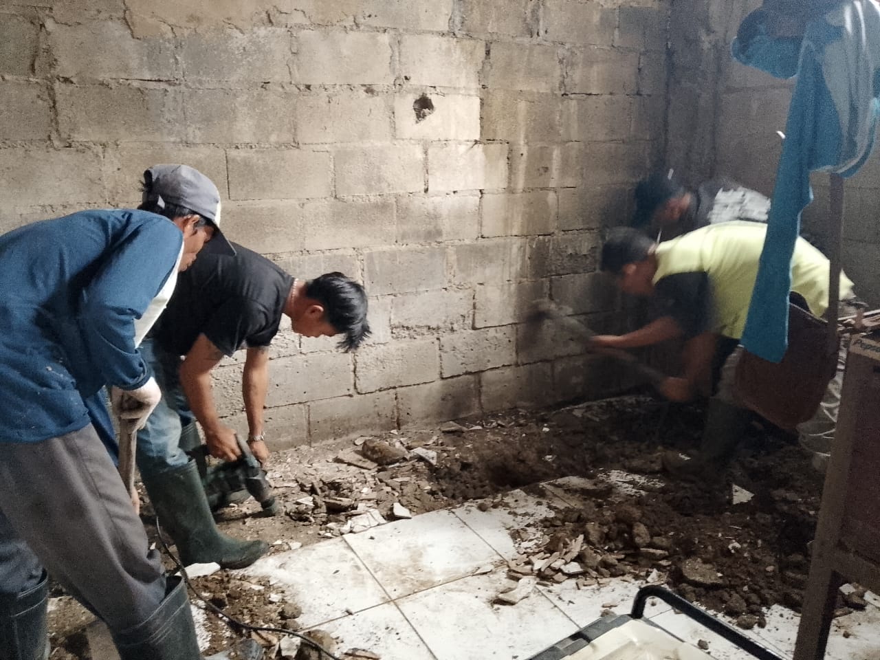 Dinas PUPR Kota Serang melakukan normalisasi jalur sungai di jalan kelapa dua Kelurahan Kagungan. (18 Juni 2025)