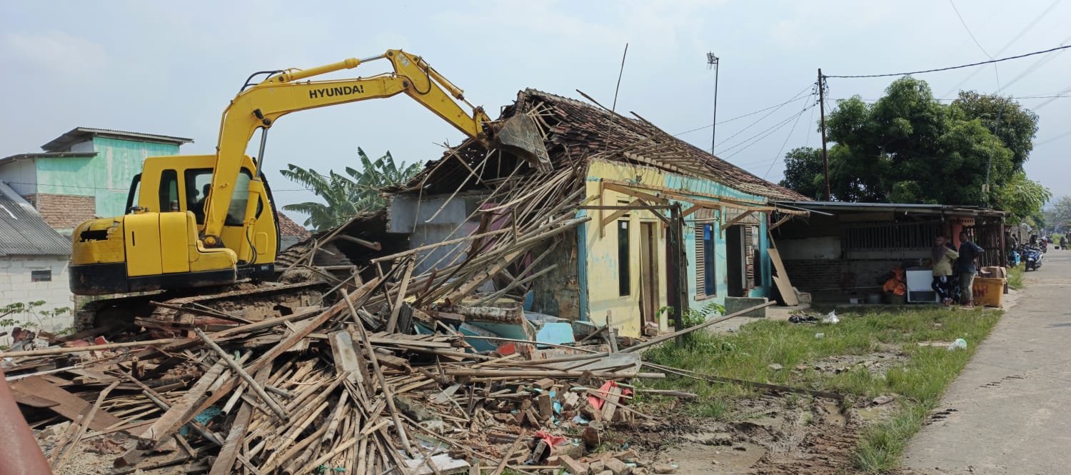 Dinas PUPR Kota Serang melaksanakan kegiatan penertiban terhadap bangunan liar (Bangli) yang berdiri di sempadan bantaran Kali Bedeng, wilayah Kampung Sukadana, Kecamatan Kasemen. (2 Juli 2025)
