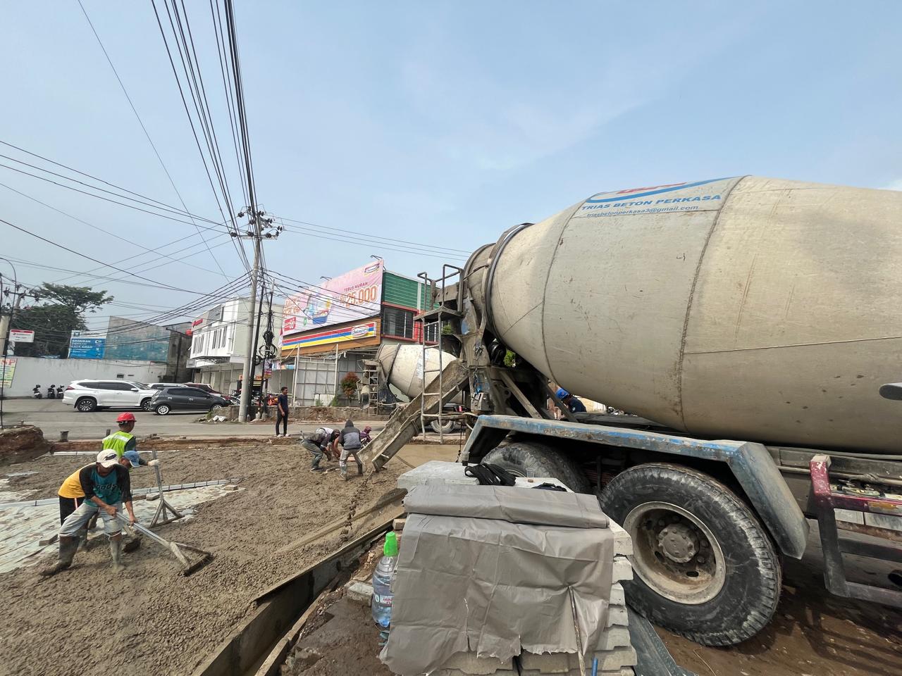 Dinas PUPR Kota Serang melakukan monitoring proses Pengecoran di Simpang sebidang drangong. (12 Agustus 2025)