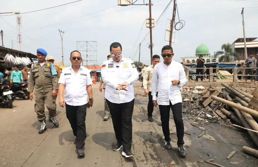 Dinas PUPR Kota Serang melaksanakan kegiatan penataan di kawasan Pasar Rau. (29 Juli 2025)