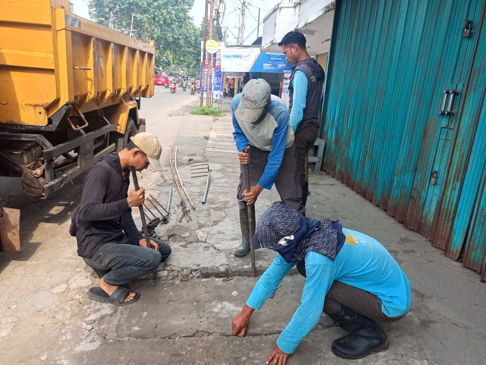 Pemeliharaan saluran drainase di Jl.Samaun bakri Kel lopang. (1 April 2026)