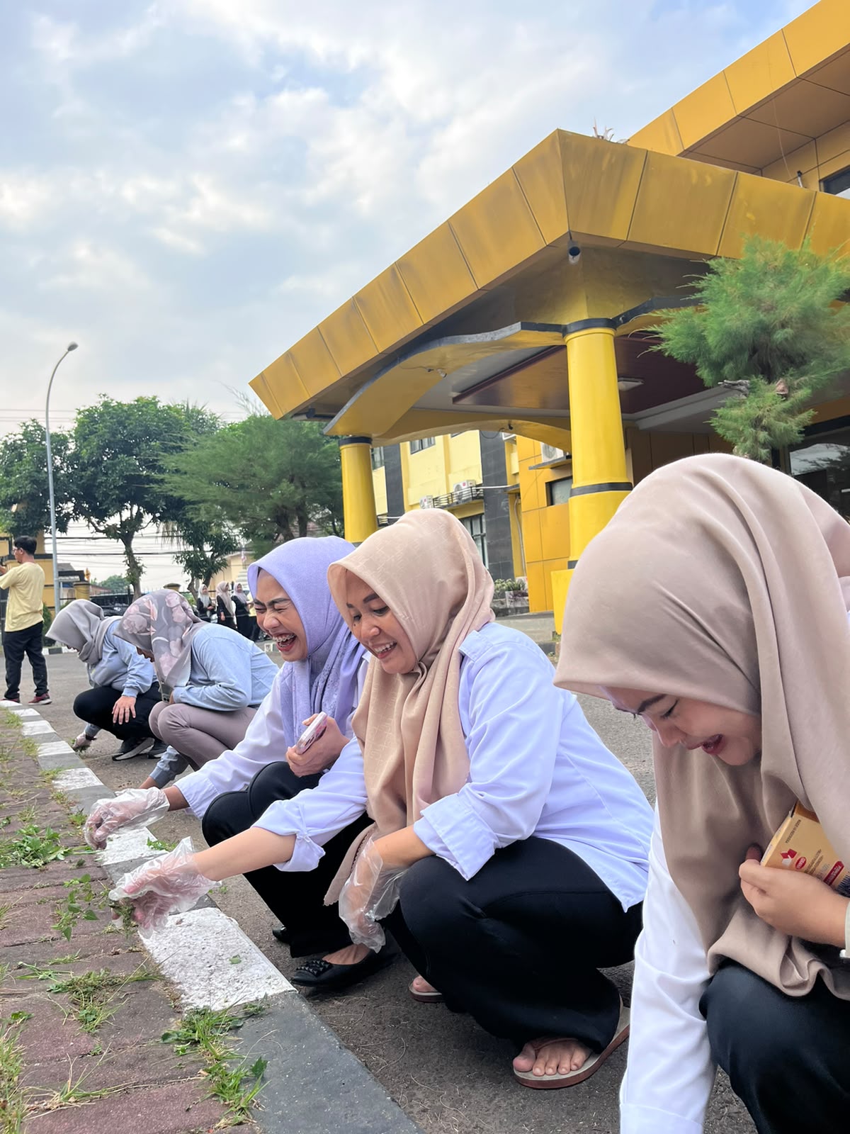 Dinas PUPR Kota Serang melaksanakan kegiatan Indonesia Asri di lingkungan kantor. (22 Juli 2026)