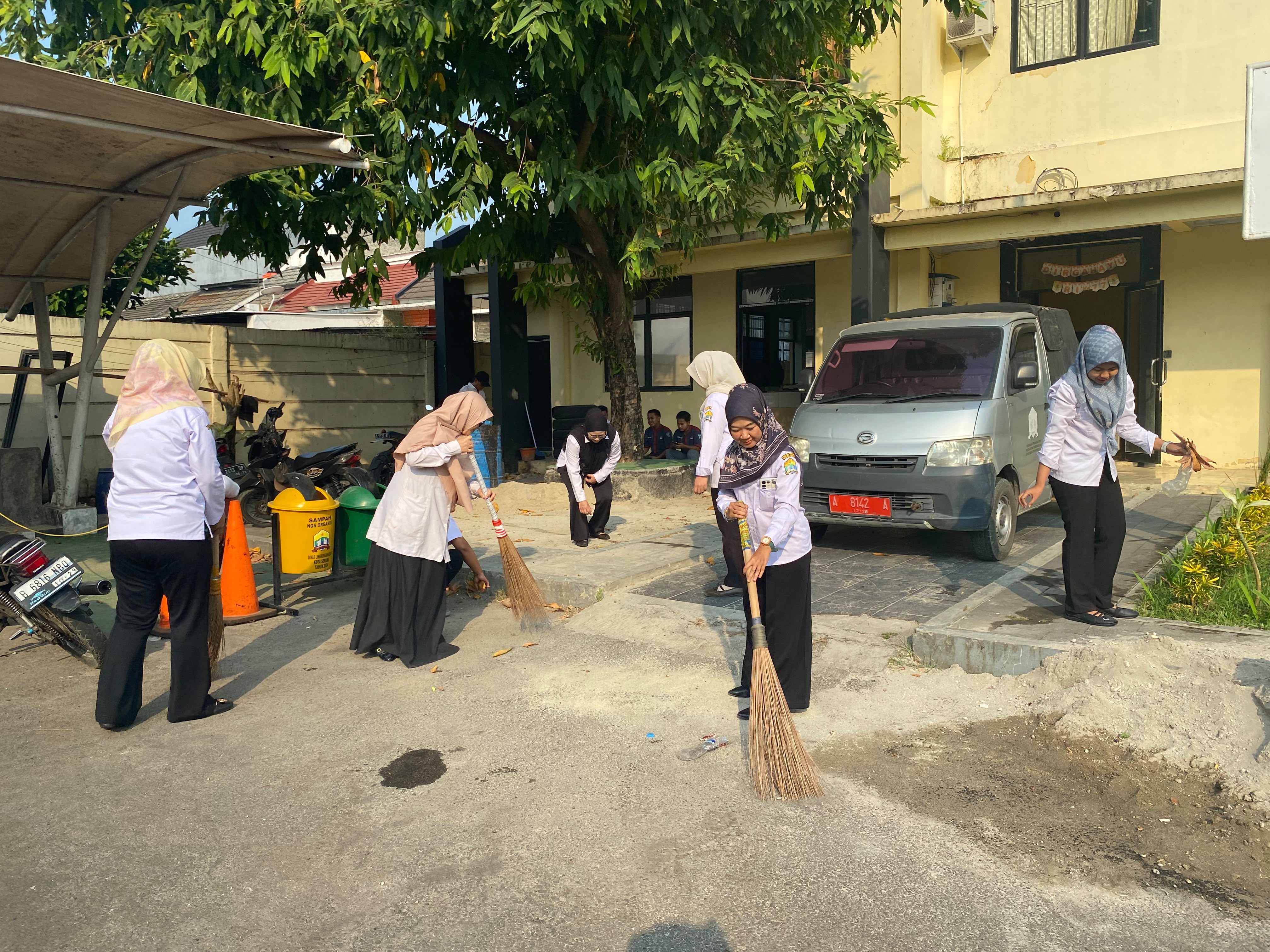 Dinas PUPR Kota Serang melaksanakan kegiatan Gerakan Indonesia Asri di lingkungan kantor (29 Juli 2026)