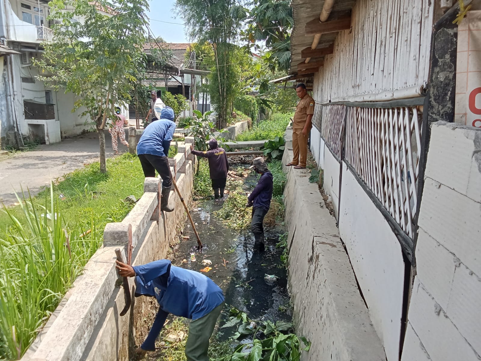Dinas PUPR Kota Serang melakukan Pemeliharraan di kali komplek untirta. (7 September 2026)