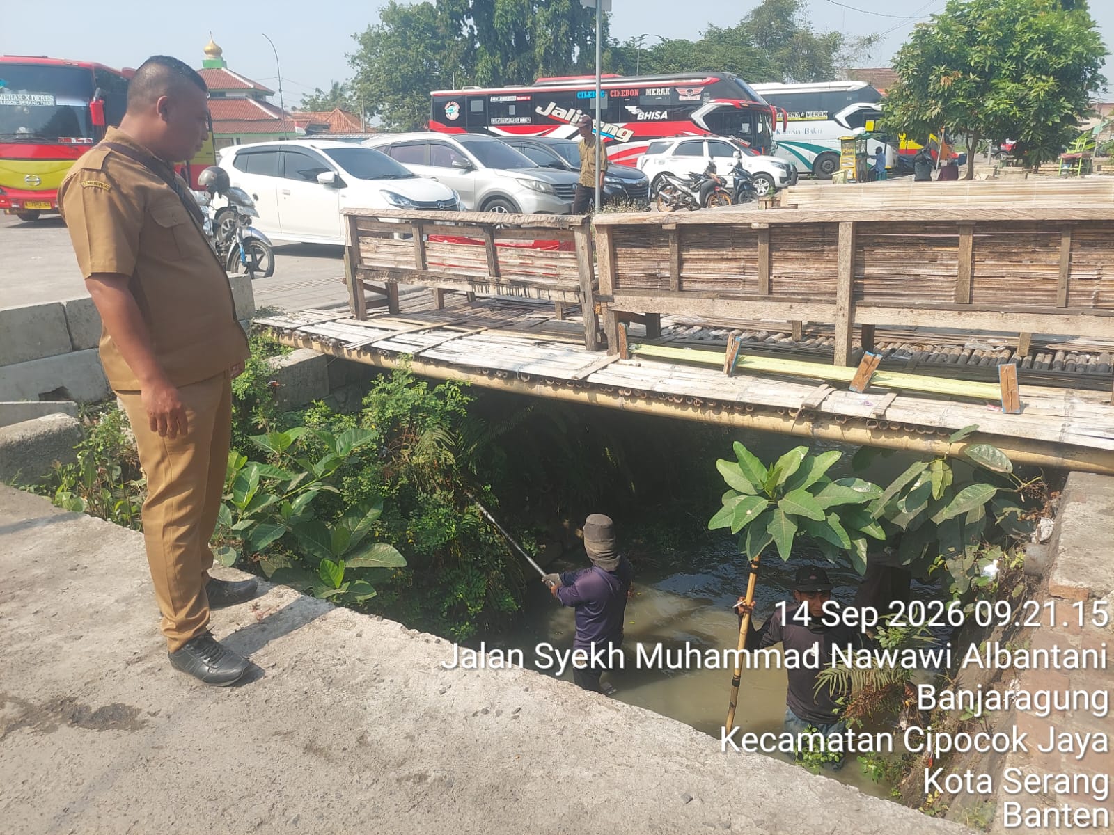 Dinas PUPR melakukan Pemeliharaan di kali parung Terminal, Jl. Pakupatan, Panancangan. ( 14 September 2026 )