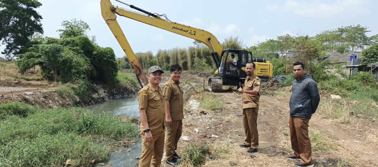 Dinas PUPR melakukan normalisasi di kali Parung. (16 September 2026)