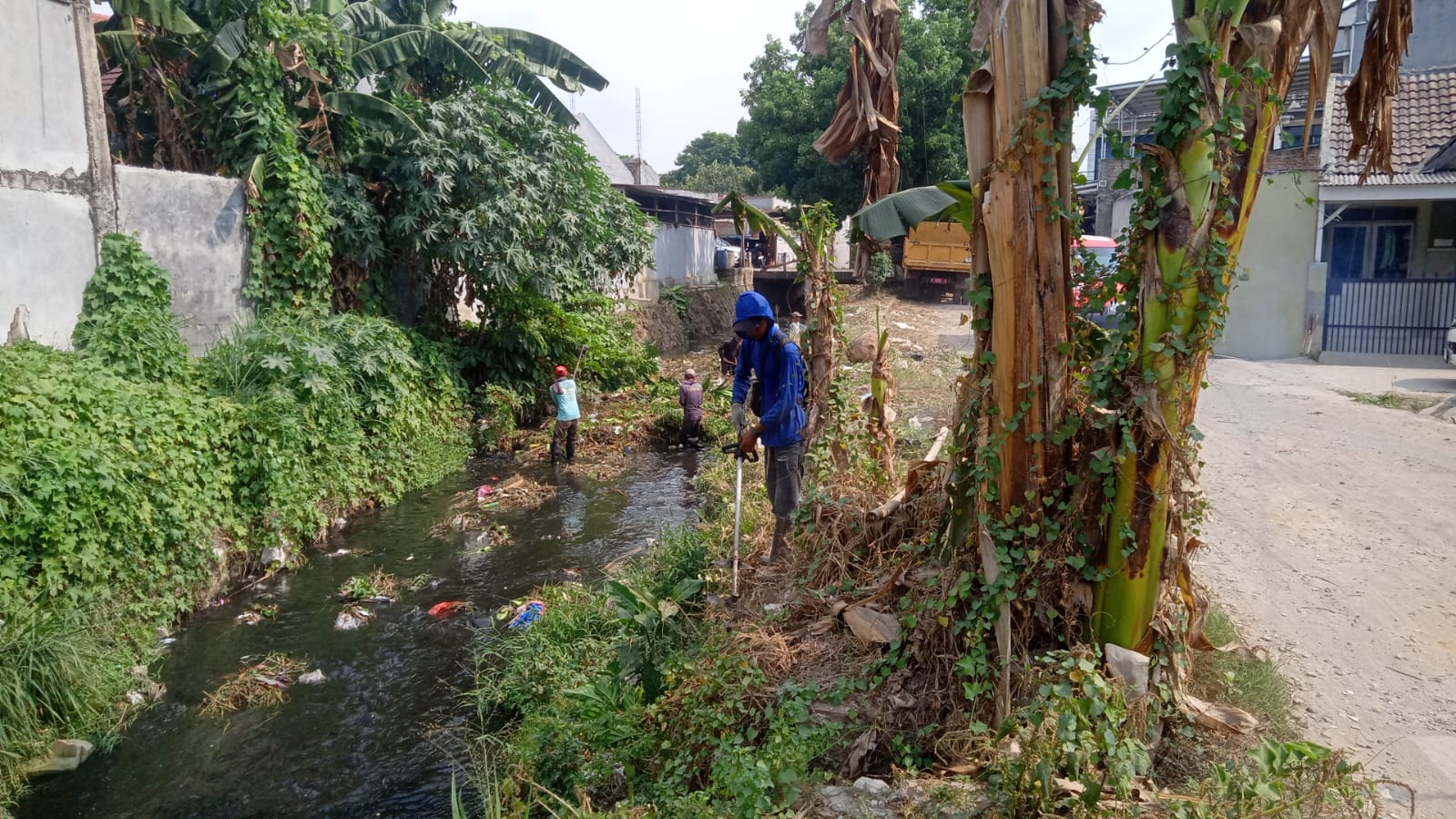 Dinas PUPR melakukan Pemeliharaan kali di perumahan taman mutiara indah 1. (29 September 2026)
