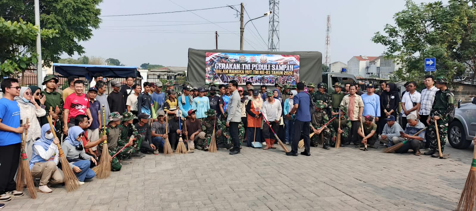 Dinas PUPR Kota Serang mengikuti kegiatan jumat bersih di Pasar Pandean. (2 September 2026)